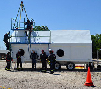 Confined space rescue training. Rescue course teaches proper confined space procedures in emergency situations.